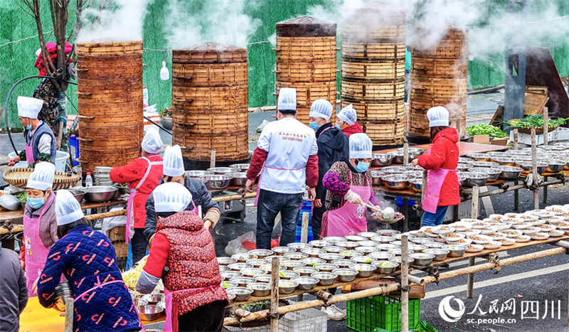 Les habitants du comté de Hejiang, à Luzhou, dans la province du Sichuan (sud-ouest de la Chine), participent à un banquet du Nouvel An et pour célébrer la prochaine Fête du Printemps. (Li Guiping / le Quotidien du Peuple en ligne)