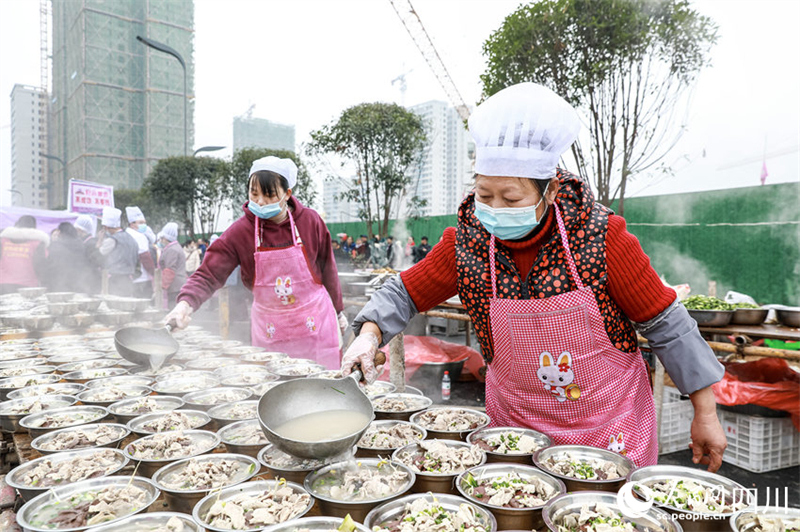 Sichuan : un long banquet de rue organisé dans le comté de Hejiang pour célébrer la fête du Printemps