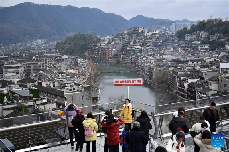 Hunan : la ligne express touristique maglev de Fenghuang séduit les visiteurs