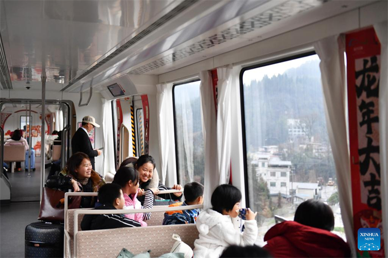 Hunan : la ligne express touristique maglev de Fenghuang séduit les visiteurs