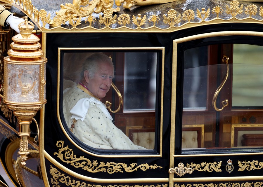 Le roi du Royaume-Uni Charles III quitte le palais de Buckingham pour son couronnement à l