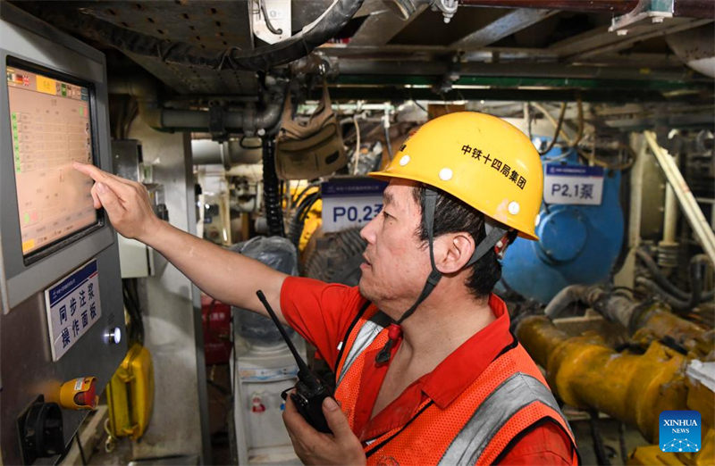Un ouvrier travaille sur le chantier de construction du projet de tunnel du fleuve Yangtsé, dans la municipalité de Chongqing (sud-ouest de la Chine), le 4 février 2024. (Wang Quanchao / Xinhua)