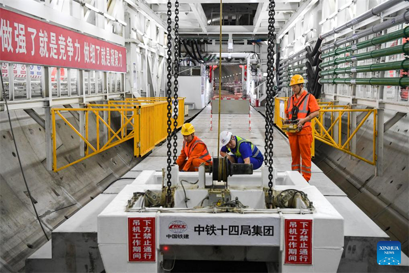 Chongqing : les membres du personnel ferroviaire restent à leur poste pour accélérer la construction du projet de tunnel du fleuve Yangtsé