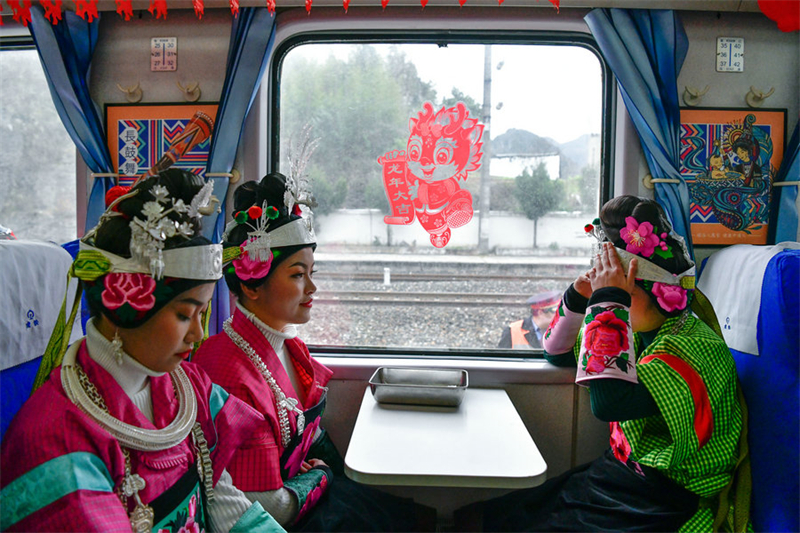 La Chine organise un gala du Nouvel An chinois rural à bord d'un train