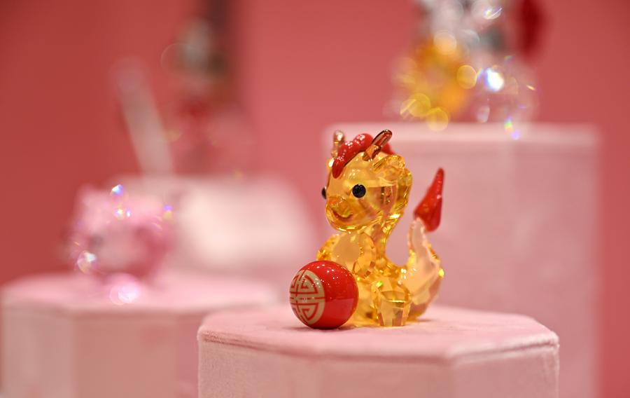 Un ornement sur le thème du dragon photographié dans la boutique hors taxes Haikou Riyue Plaza à Haikou, capitale de la province de Hainan (sud de la Chine), le 27 janvier 2024. (Guo Cheng / Xinhua)