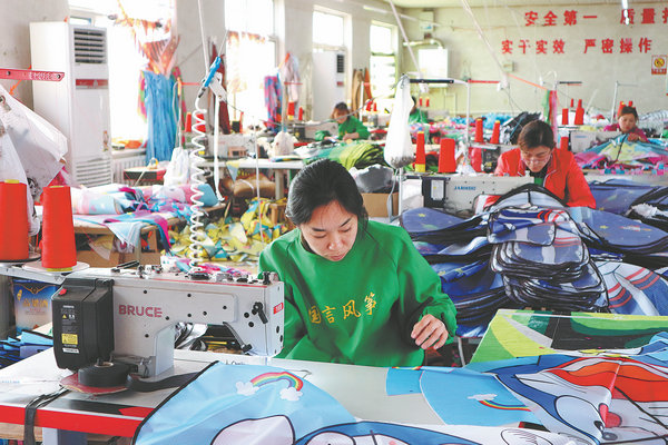 Les ouvrières d'une usine locale fabriquent des cerfs-volants. (Photo/Xinhua)