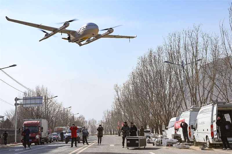 Un drone décolle de la commune de Dahejia du comté de Jishishan, dans la province du Gansu (nord-ouest de la Chine), pour cartographier d'urgence les zones frappées par un séisme, le 21 décembre 2023. (Ding Kai / Pic.people.com.cn)