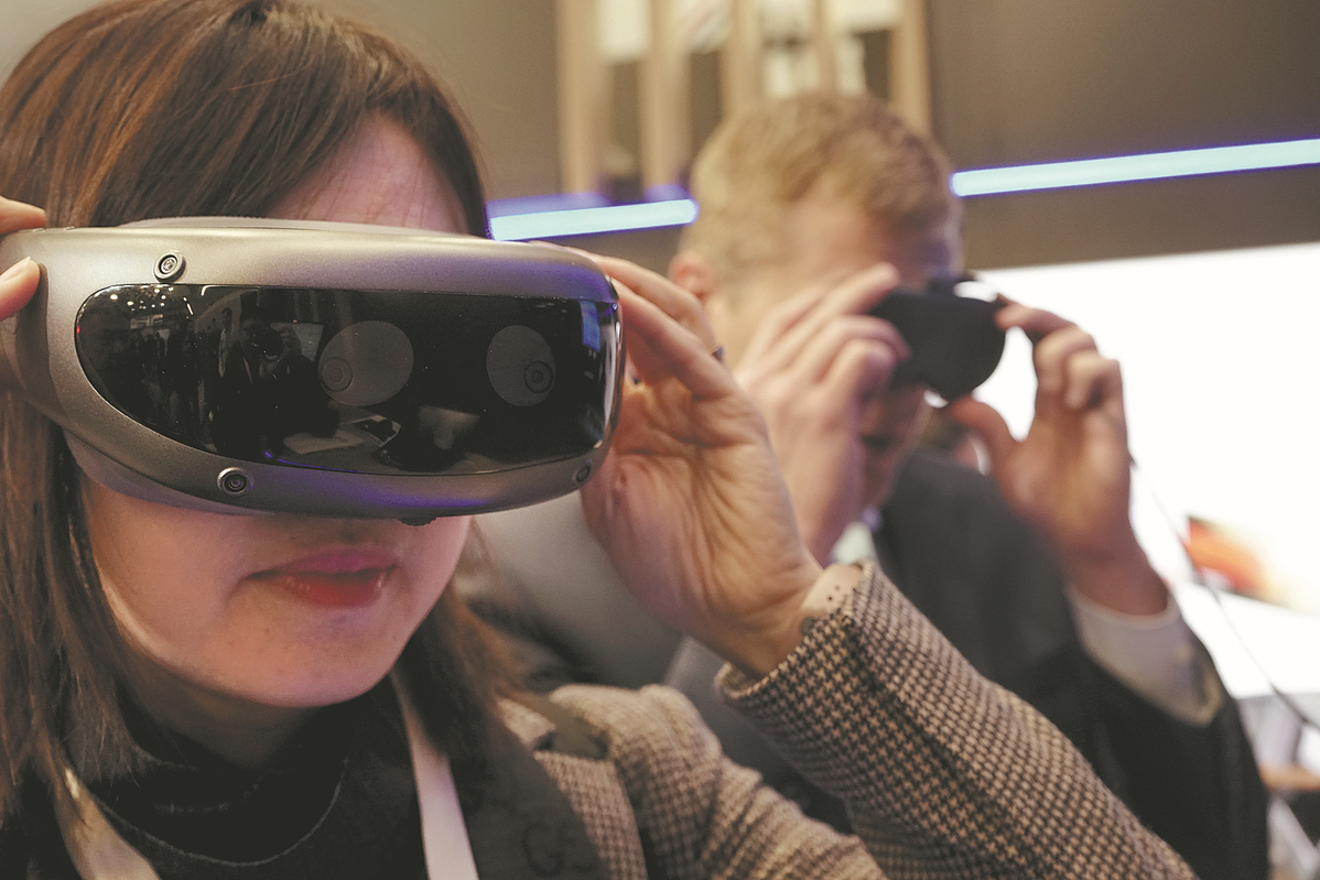 Les visiteurs essaient des produits sur le stand de BOE Technology lors du Consumer Electronics Show 2024 à Las Vegas le 9 janvier. (Zeng Hui / Xinhua)