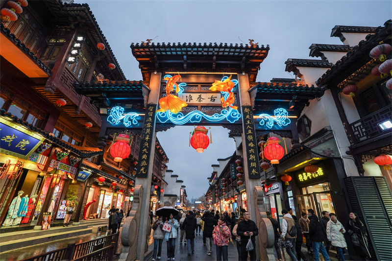 Le 38e Festival des lanternes de Qinhuai illumine la Chine