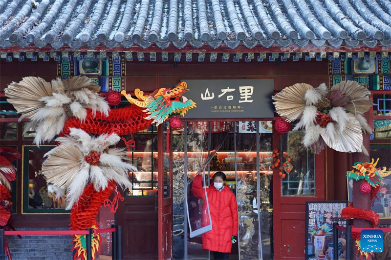 Des éléments festifs sur le thème du dragon vus sur l'Axe central de Beijing