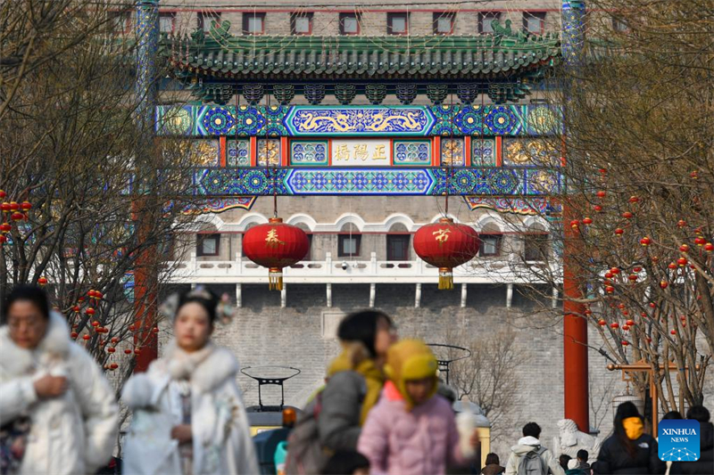 Des éléments festifs sur le thème du dragon vus sur l'Axe central de Beijing