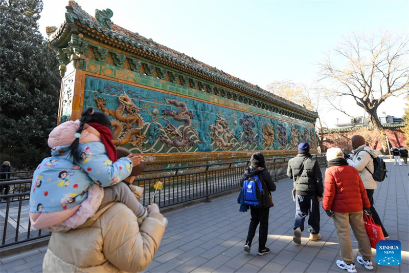 Des éléments festifs sur le thème du dragon vus sur l'Axe central de Beijing