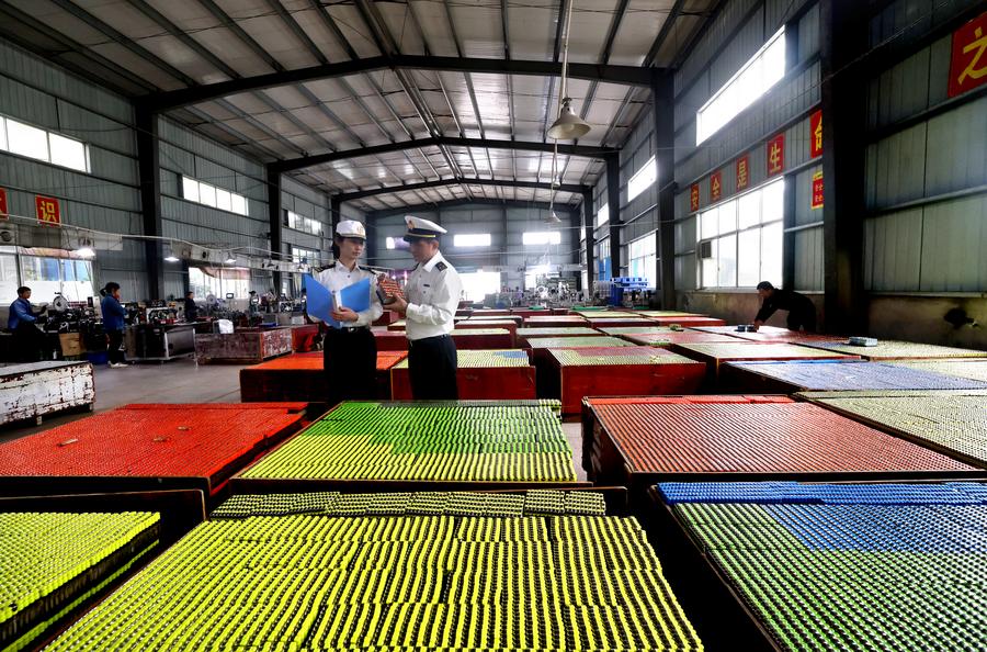 Des agents des douanes de Shaoyang, de la province chinoise du Hunan (centre), inspectent des briquets à exporter. (Photo fournie par les douanes de Changsha)