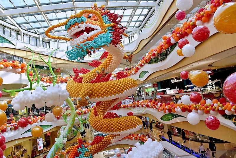 Un dragon fabriqué avec des ballons exposé dans un complexe commercial à Rugao, dans la province du Jiangsu (est de la Chine), le 28 janvier 2024. (Wu Shujian / Le Quotidien du Peuple en ligne)