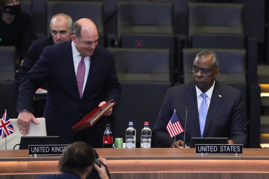 Le ministre américain de la Défense Lloyd Austin (à droite) et le secrétaire britannique à la Défense Ben Wallace assistent à une réunion des ministres de la Défense de l