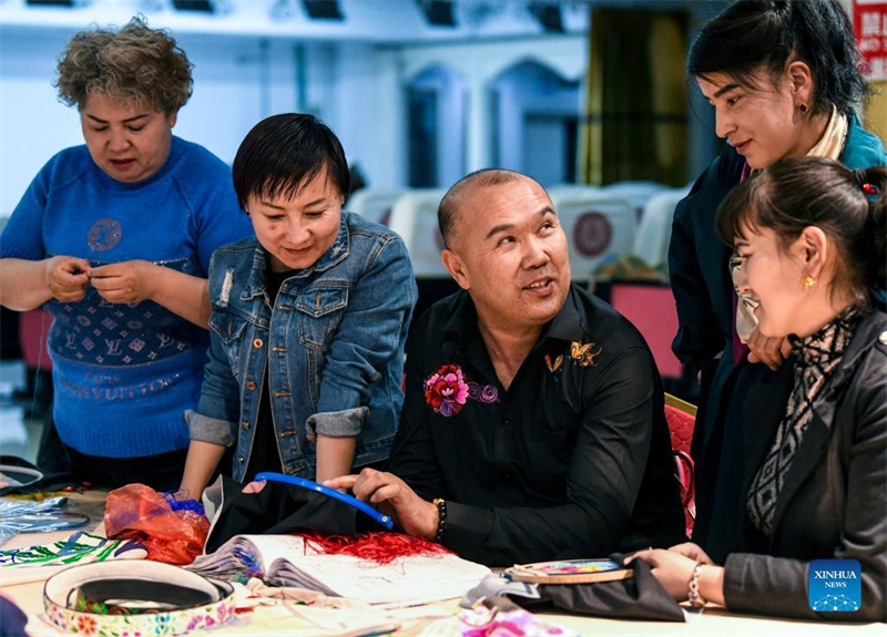 Merveilleux Xinjiang : un brodeur ouïgour fait fortune grâce au patrimoine culturel