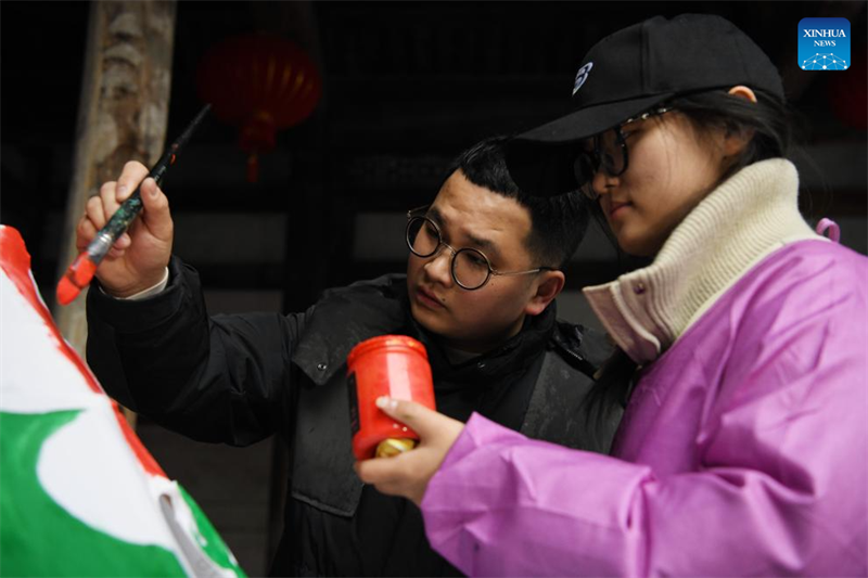 Anhui : histoire en photos d'un héritier du savoir-faire de la fabrication de lanternes en forme de poisson