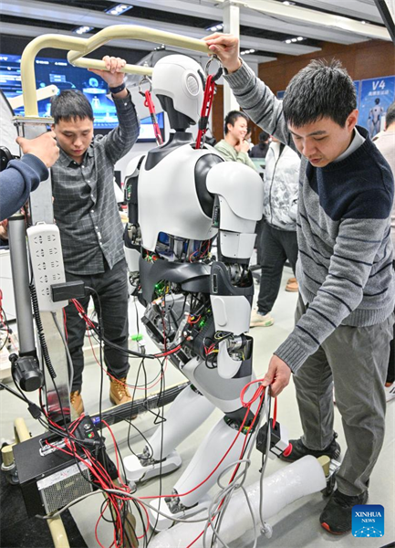 Des robots humanoïdes font leurs débuts publics à Beijing