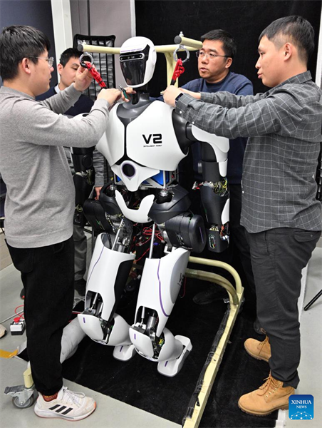 Des robots humanoïdes font leurs débuts publics à Beijing