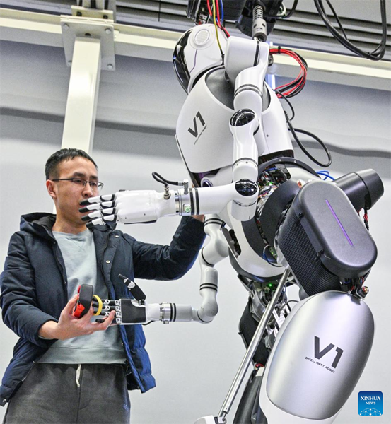 Des robots humanoïdes font leurs débuts publics à Beijing