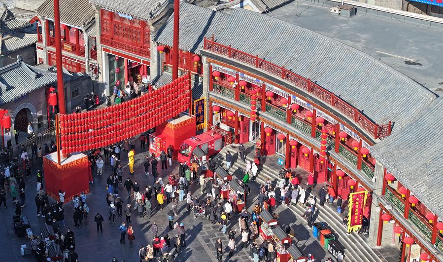 Photo aérienne d'un drone montrant des touristes visitant une ancienne rue culturelle, dans la municipalité de Tianjin, dans le nord de la Chine, le 10 février 2024. (Photo : Zhao Zishuo)