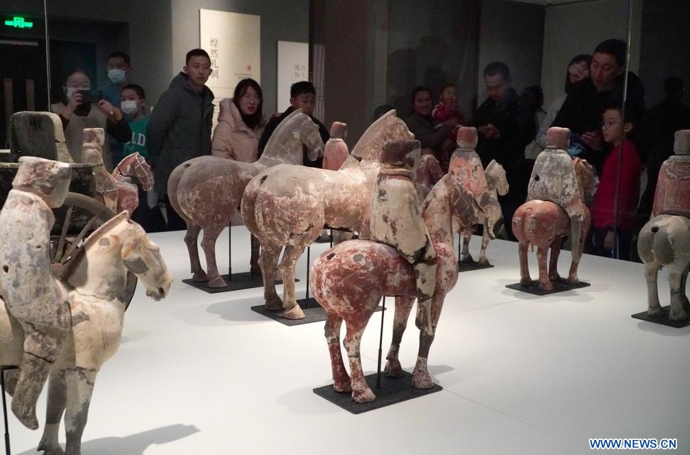 Des visiteurs observent des expositions au musée de Qingzhou, à Qingzhou, dans la province chinoise du Shandong (est), le 14 février 2024. (Photo : Xu Suhui)