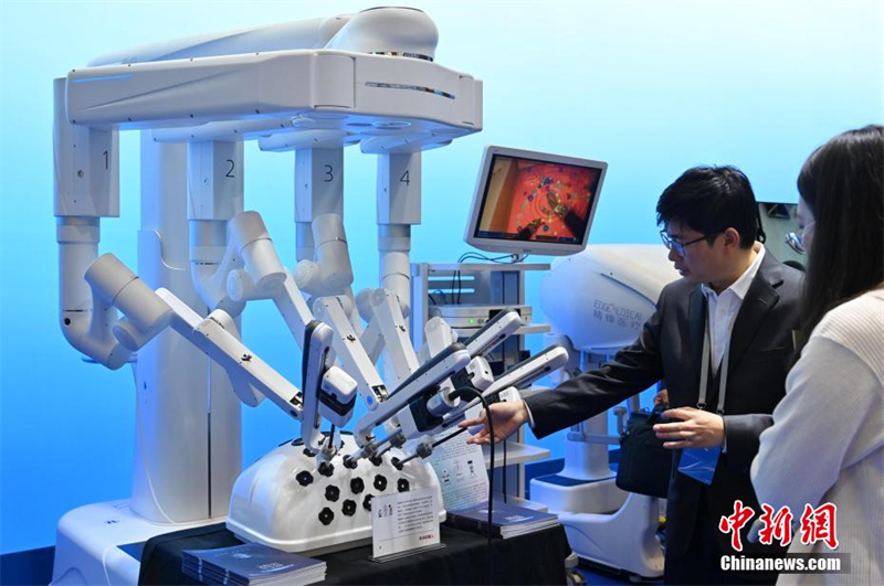 Un robot chirurgical attire des visiteurs, le 18 février à Shenzhen, dans la province du Guangdong (sud de la Chine). (Chen Chuhong / China News Service)