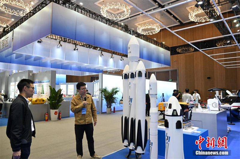 Guangdong : une exposition des réalisations en matière de développement intégré des sciences et technologies industrielles riche en« sens technologique » organisée à Shenzhen