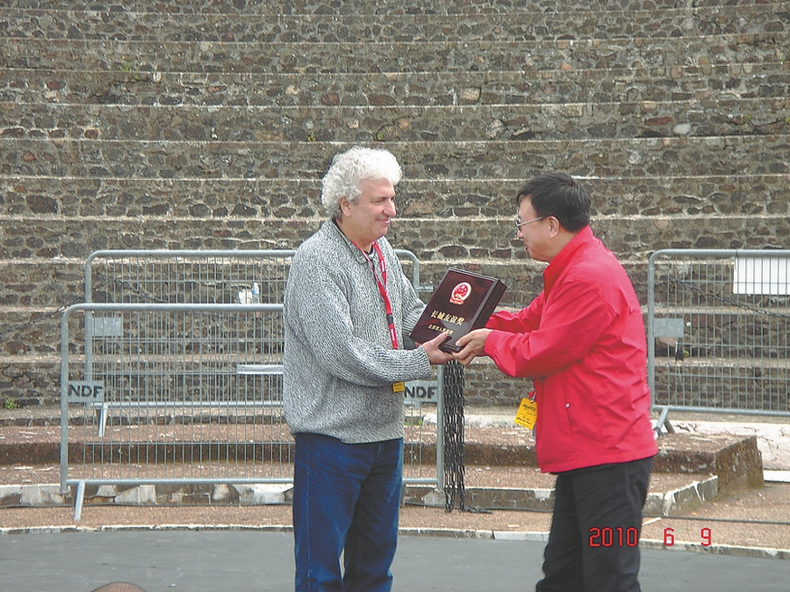 Patrick Sommier (à gauche), metteur en scène français, reçoit le Prix de l'amitié de la Grande Muraille des mains d'un représentant du gouvernement de Beijing en 2010. (Photo / Xinhua)