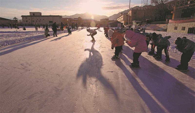 Des élèves apprennent le patinage de vitesse au collège Shuixigou du comté d'Urumqi, dans la région autonome ouïgoure du Xinjiang (nord-ouest de la Chine), le 20 décembre 2023. (Wang Jing / China Daily)