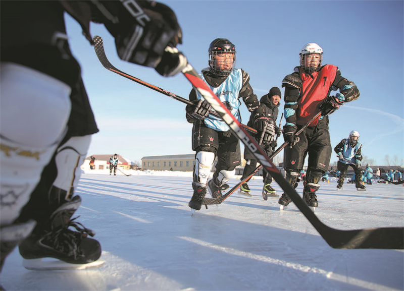 Xinjiang : à Urumqi, un collège développe une culture des sports de glace et de neige