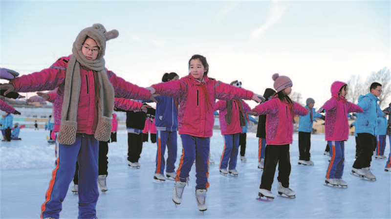 Xinjiang : à Urumqi, un collège développe une culture des sports de glace et de neige