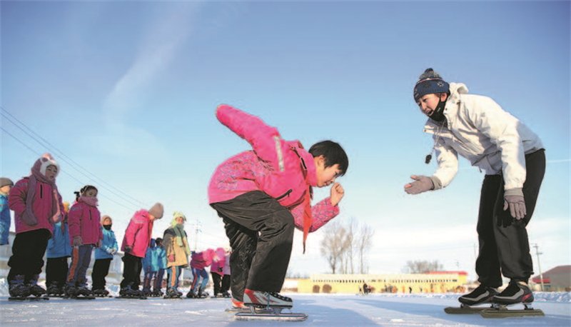 Xinjiang : à Urumqi, un collège développe une culture des sports de glace et de neige