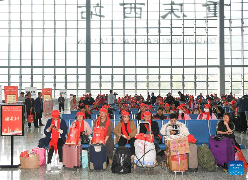 Des travailleurs migrants attendent de monter à bord du train G3729 dans la salle d'attente de la gare ouest de Chongqing. (Wang Quanchao / Xinhua)