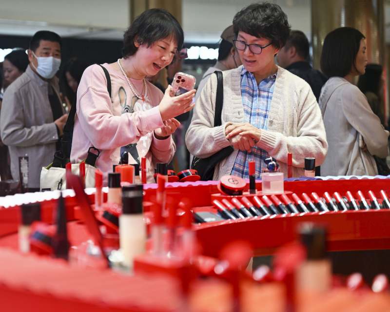 Des gens font leurs achats au complexe commercial hors taxes international de Haikou, capitale de la province de Hainan (sud de la Chine), le 11 février 2024. (Photo / Xinhua)