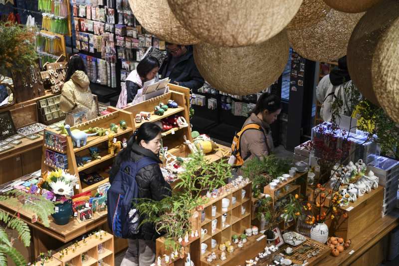 Des gens font leurs achats dans le quartier culturel et créatif de Beicang, dans le district de Jiangbei, à Chongqing (sud-ouest de la Chine), le 15 février 2024. (Photo / Xinhua) 