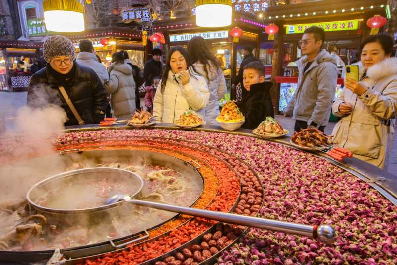 Des gens visitent un marché nocturne dans la vieille ville de Kachgar, dans la région autonome ouïgoure du Xinjiang (nord-ouest de la Chine), le 5 février 2024. (Photo / Xinhua)