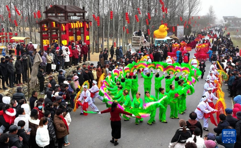 Des habitants de la rue Ganting dans le district de Huyi, à Xi'an, participent à un défilé folklorique. (Photo / Xinhua)