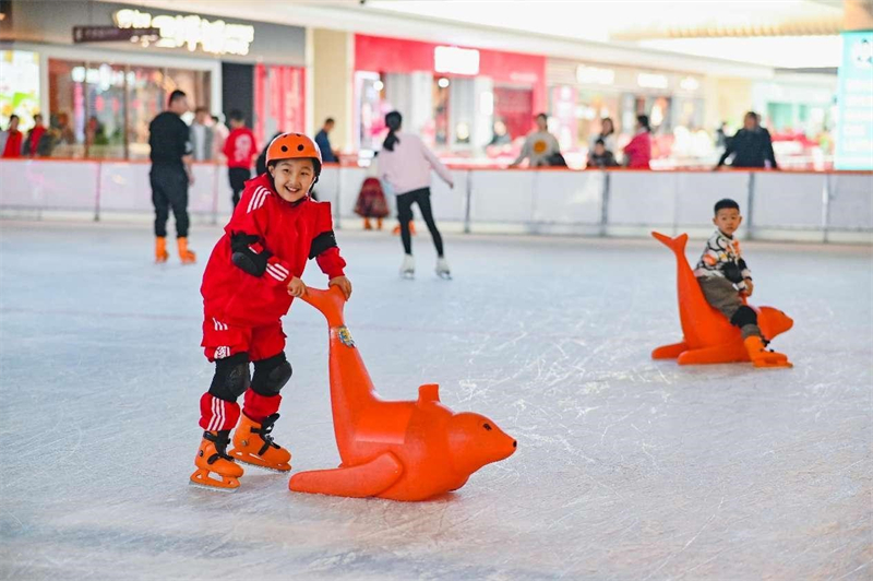 Des enfants s'amusent en patinant sur la patinoire d'un centre commercial de la ville de Changji, dans la région autonome ouïgoure du Xinjiang (nord-ouest de la Chine), le 13 février 2024. (Tao Weiming / Pic.People.com.cn)