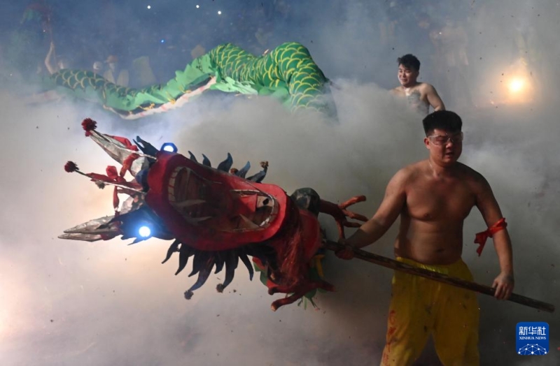 Guangxi : La Danse du Dragon, depuis mille ans - Transmission et développement de la culture du Paolong