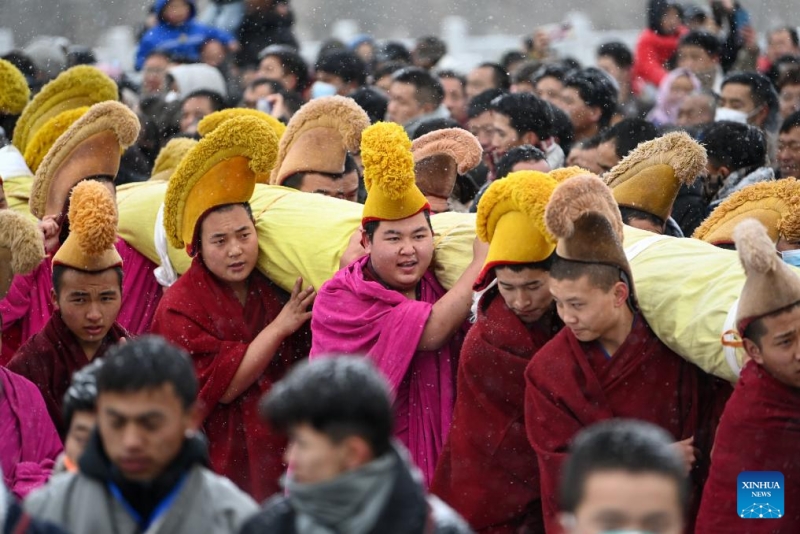 Gansu : une cérémonie du « soleil du Bouddha » au monastère Labrang