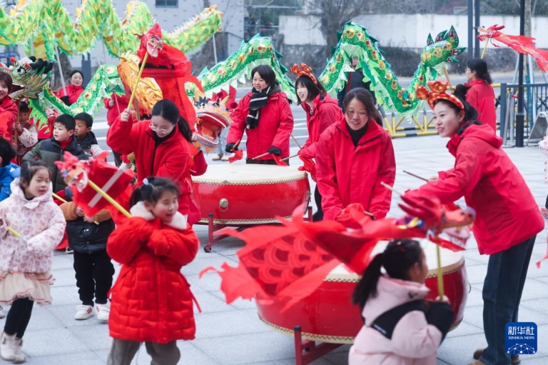 Le 25 février, les enfants de l'école maternelle centrale du bourg de Lijiaxiang ont fait l'expérience de la danse du dragon sous la direction de leurs enseignantes.