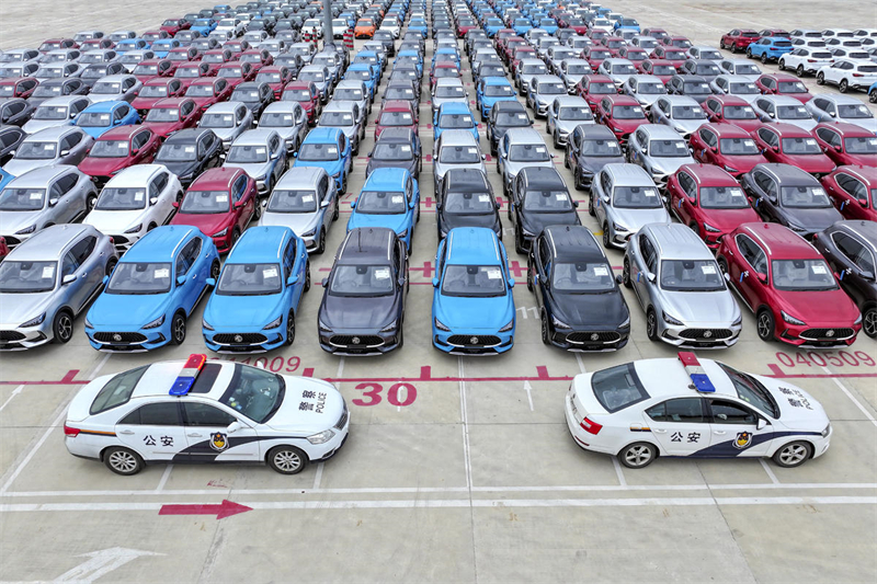 Le commerce de voitures bat son plein au port de Fuzhou en ce début d'Année du Dragon