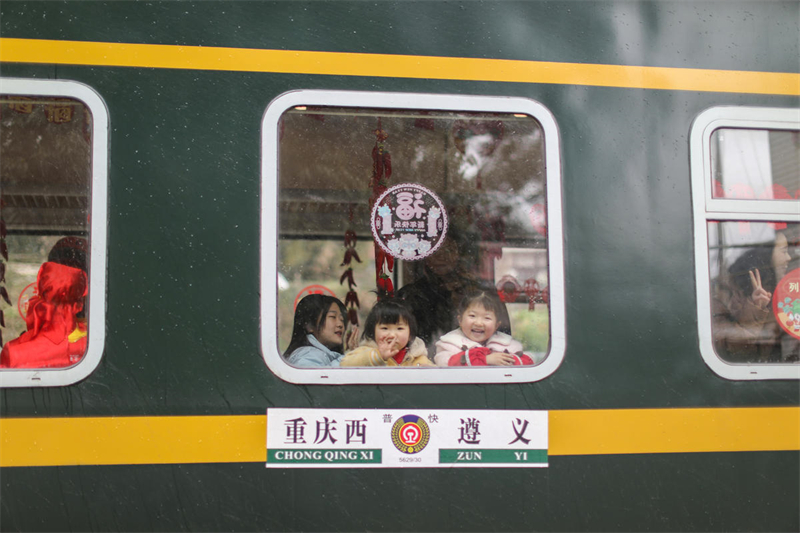 Chongqing : le « train lent » des montagnes élargit la voie de la prospérité