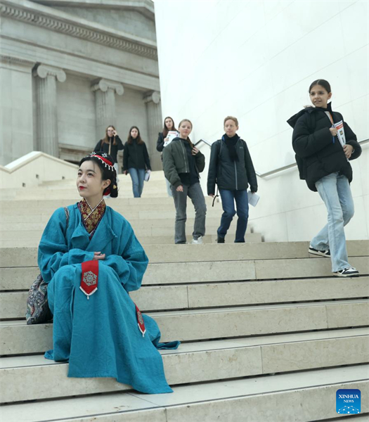 Des amatrices de hanfu montrent le charme de la culture traditionnelle chinoise à Londres