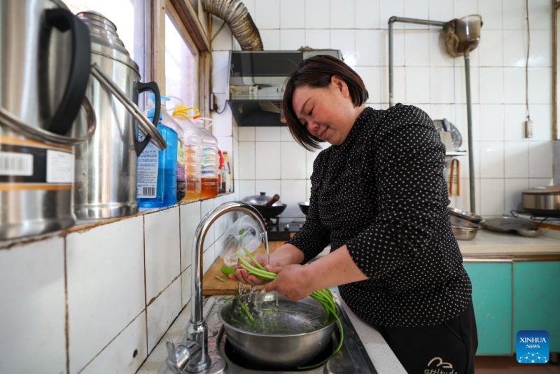 Une habitante du village de Qian'ganjian (Tianjin) lave des légumes en utilisant un meilleur système d'approvisionnement en eau. (Sun Fanyue / Xinhua)
