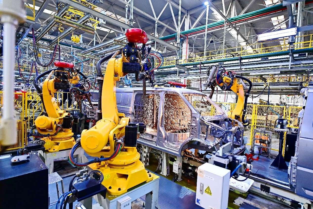 Des bras robotiques intelligents fonctionnent dans un atelier d'un fabricant de véhicules à énergies nouvelles à Ganzhou, dans la province du Jiangxi (sud-est de la Chine). (Zhu Haipeng / Pic.people.com.cn)