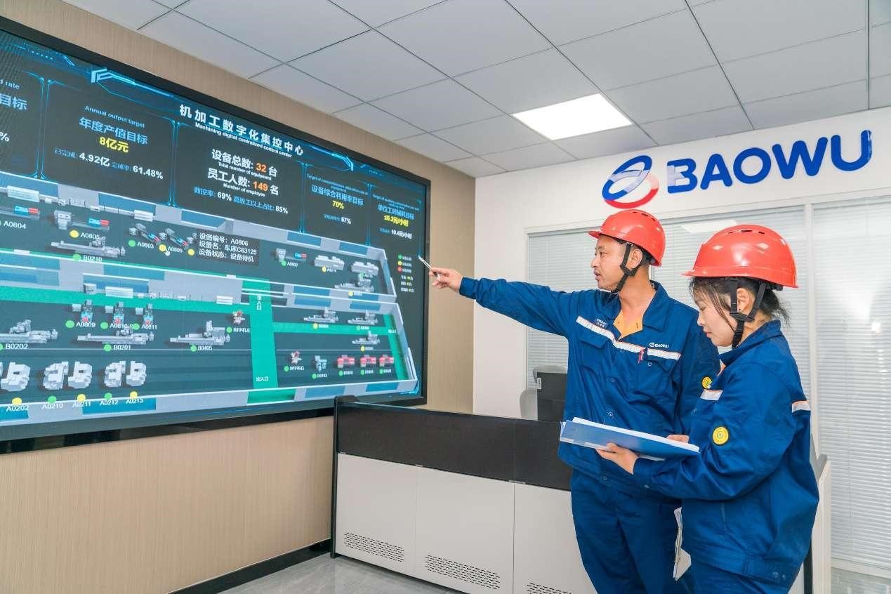 Des techniciens vérifient l'état opérationnel des machines-outils dans un centre de contrôle numérique de Baosteel Roll Science & Technology Co., Ltd. à Changzhou, dans la province du Jiangsu (est de la Chine). (Lu Shiqing / Pic.people.com.cn)