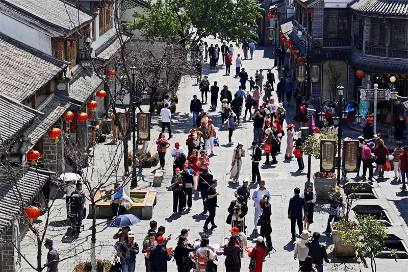 Les touristes affluent dans la vieille ville de Dali