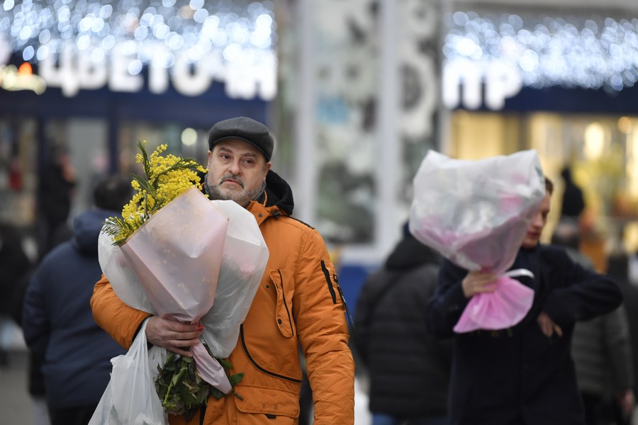 Des gens tiennent des fleurs lors de la Journée internationale des droits des femmes à Moscou, en Russie, le 8 mars 2024. (Xinhua/Alexander Zemlianichenko Jr)